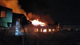 高雄螺絲工廠深夜大火