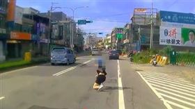 正妹被撞噴飛！神反應網驚呆：好身手