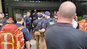 美國再傳槍擊案，奧克拉荷馬州醫院爆1死，警匪對峙。（圖／翻攝自John-Carlos Estrada推特）