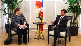 美國駐菲代辦拜會小馬可仕菲律賓總統當選人小馬可仕（右）5月23日在競選辦公室會見美國駐菲代辦瓦里亞瓦（Heather Variava，左），討論菲美軍隊互訪協定和氣候變遷等議題。（小馬可仕競選辦公室提供）中央社記者陳妍君馬尼拉傳真  111年6月2日