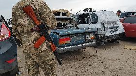 烏克蘭軍人把守布查汽車墳墓