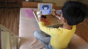 男童病情好轉後把握時間透過視訊完成學校課程。（圖／台中慈濟醫院提供）
