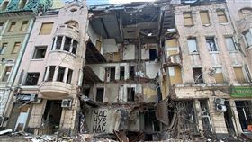 哈爾科夫一棟遭炸毀建築物自開戰以來，烏克蘭東北部城市哈爾科夫持續遭到俄軍砲擊。圖為哈爾科夫一棟遭毀建築，上面有一處以烏克蘭文寫著「時間療癒我們」。中央社記者鍾佑貞哈爾科夫攝  111年6月2日