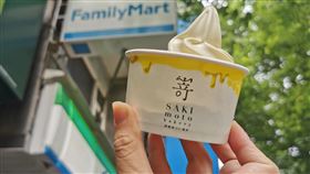 蜜蜜開心果霜淇淋盛裝容器也呈現高質感。（圖／超商業者提供）
