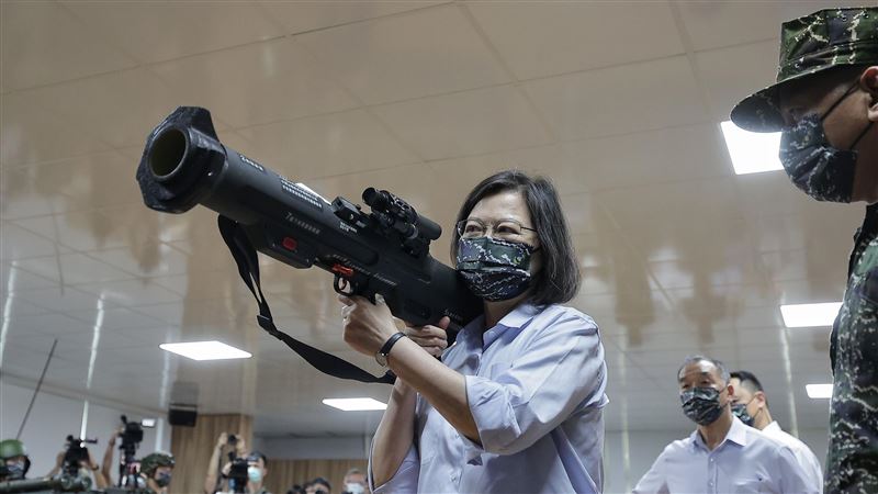 慰勉陸戰隊66旅　蔡英文親扛這武器