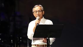 再會吧北投端午限定版　吳念真擔任說書人「端午謝平安 藝文大匯演」系列活動在總統府前凱達格蘭大道登場，綠光劇團25日晚間演出「再會吧 北投」端午凱道限定版，編劇導演吳念真（圖）並擔任「說書人」一角。中央社記者張新偉攝　109年6月25日