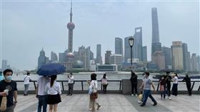 上海解封首日 外灘現人潮封城兩個月後，上海1日正式解封，上午上海多個商圈、景區都出現人潮。圖為1日上午前往外灘觀景台散步、拍照的人潮。中央社記者吳柏緯上海攝  111年6月1日