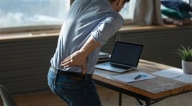 典型的坐骨神經痛症狀為腳麻、腳痛，從大腿後側一路往小腿延伸，連腳底都可能會出現又痛又麻的症狀，嚴重時甚至會影響腳踝上勾或下壓的肌肉力量。無論是腰椎或是深臀肌群問題引起坐骨神經痛，多數人的共同原因都與身體「活動太少」或「運動太單一」有關。