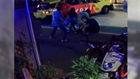 ▲賴男等人酒後圍毆林姓酒客，酒店小姐急忙上前勸架。（圖／翻攝畫面 ）