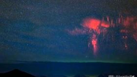 ▲大陸的天文攝影師在喜馬拉雅山區拍到「紅色精靈閃電」的奇景。（圖／翻攝自微博）