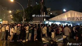 上海雖然宣布解封，但排隊做核酸卻帶來另一種困擾。(圖/翻攝自有志青年Ben微博)
