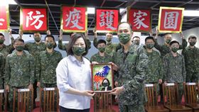端午節將屆，蔡英文總統今（2）日上午慰勉「海軍陸戰隊陸戰66旅」、「陸軍化生放核訓練中心」及「國防醫學院預防醫學研究所」。（圖／總統府提供)