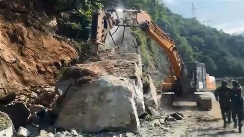 四川地震45死傷　居民遇巨石驚恐逃