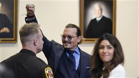 強尼戴普（Johnny Depp）和律師卡蜜兒（Camille Vasquez）。（圖／美聯社／達志影像）