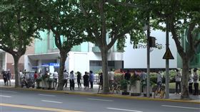 上海解封 快速核酸採樣站現人潮隨著上海解封，72小時核酸檢測結果成日常必需品，1日開始，各地快速檢測站湧現人潮。圖為上海一處商圈的採樣站前，排隊等待做核酸的人潮。中央社記者吳柏緯上海攝  111年6月2日