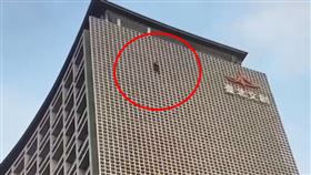 ▲韓男(紅圈處)坦承徒手從誠品松菸店1樓爬到14樓的黑衣人，就是他。（圖／翻攝畫面）