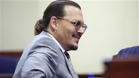 強尼戴普在證人席上笑了出來。（圖／美聯社／達志影像）