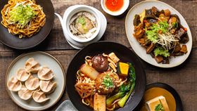 ▲煎餃 生鮮松露水餃 玉子獅子頭 百香果山藥（圖／芳珍蔬食提供）