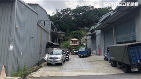 桃園林男在新北市某公墓回收一部報廢車輛，裡面竟有1具腐爛男屍。（圖／民眾提供）