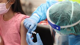 中正紀念堂兒童接種站（1）中央6月1日起協助六都設置大型接種站，提供5至11歲兒童施打疫苗。圖為2日上午小朋友在中正紀念堂疫苗接種站，由醫護人員協助施打疫苗。中央社記者趙世勳攝  111年6月2日