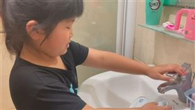 彰化，小一，8歲女童，天選之童，一家5口4人染疫，8天居隔自己照顧自己 (圖／翻攝畫面)