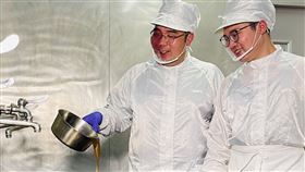 ▲O卡桑同步拿下iTQi獎項及AA 100無添加認證，圖左為創辦人黃立丞（圖／業者提供）