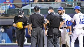 ▲富邦悍將投手Jose Alfredo Valdez（威迪茲）被檢查出手套內有不明物質。（圖／味全龍球團提供）