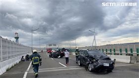 北市洲美快速道路發生轎車翻覆事故。（圖／翻攝畫面）