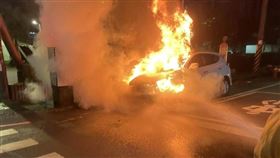 轎車,變電箱,基隆市,七堵區,起火,爆炸（圖／翻攝畫面）