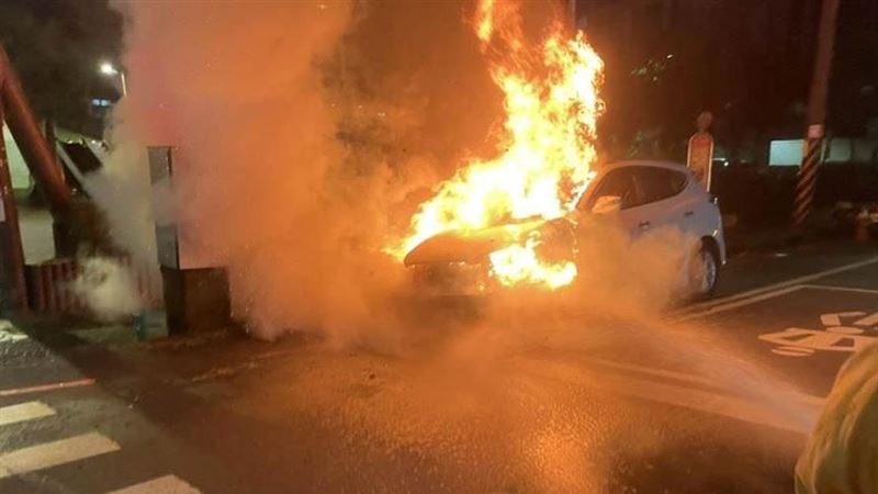基隆變電箱爆炸！轎車衰被點燃狂燒