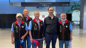 國民黨主席朱立倫赴美訪問，班機落地後有僑胞歡迎。（圖／國民黨提供）