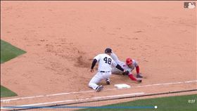 ▲大谷翔平在一壘被牽制出局。（圖／翻攝自洋基推特）