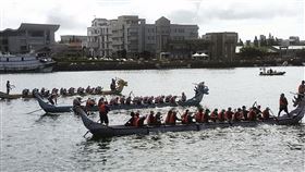 澎湖龍舟競賽活動（1）因疫情停辦2年的澎湖龍舟競賽活動3日舉行，選手們在高溫下競划，競爭激烈。中央社  111年6月3日