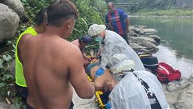 烏來娃娃谷一男墜谷命危 翻攝