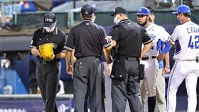 ▲悍將洋投威迪茲被檢查出手套內有不明物質。（圖／味全龍球團提供）

