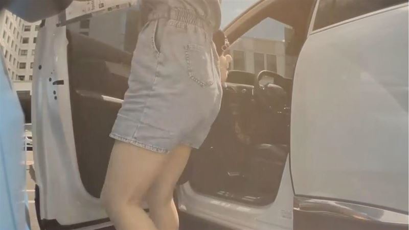女駕駛下車撞特斯拉　一舉動激怒全網