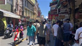 端午假期首日  台南景點湧人潮端午連假第一天，3日台南各景點湧現不少遊客，在街頭選購在地小吃。（台南市政府提供）中央社記者張榮祥台南傳真  111年6月3日