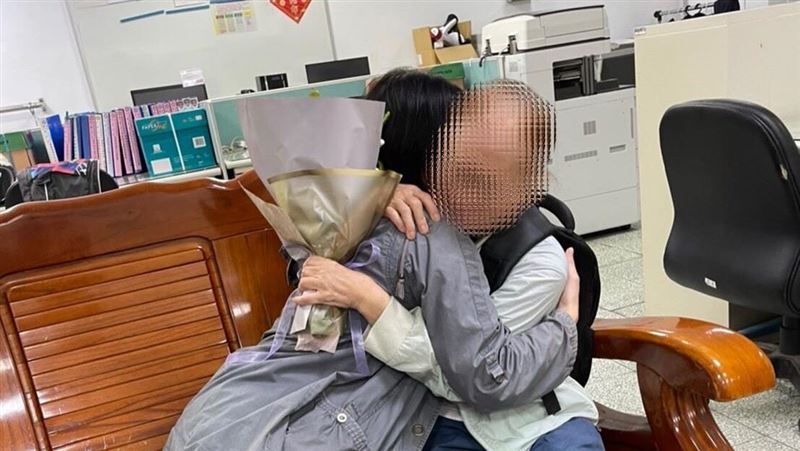 母女失聯近半世紀！　再重逢相擁而泣