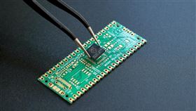 俄羅斯在遭受制裁下已限制氖氣等惰性氣體出口。氖氣是製造晶片的關鍵原料。（示意圖／翻攝自Unsplash圖庫）
