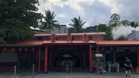 ▲忠義堂廟埕整修前，右邊白煙處為溫泉井。（圖／田筱琪）