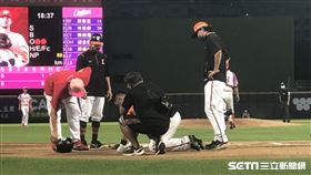 統一獅胡金龍遭味全洋投布里悍失投球擊中頭部。（圖／記者蔡厚瑄攝影）