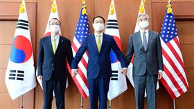 美日韓對北韓代表會談  全面準備因應平壤核試美國北韓特使金星容（Sung Kim，右）、日本外務省亞洲大洋洲局長船越健裕（左）與南韓外交部朝鮮半島和平交涉本部長金健（中），3日在首爾外交部大樓舉行三方會談。（南韓外交部提供）中央社記者廖禹揚首爾傳真  111年6月3日