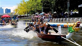 愛河龍舟嘉年華  首日龍舟拔河先登場2022高雄愛河龍舟嘉年華3日起在愛河正式登場，一連3天舉行龍舟拔河、競技龍舟直道賽及傳統龍舟直道賽3大賽事，首日由龍舟拔河比賽率先登場。（高雄市政府提供）中央社記者曾以寧傳真  111年6月3日