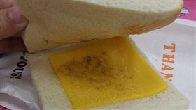 早餐店買40元三明治　他一掀開嚇醒（圖／翻攝自爆廢公社公開版臉書）