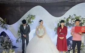 安徽新郎婚禮全程面無表情，低著頭被懷疑遭逼婚。（圖／翻攝自微博）