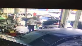 南投草屯貨車司機大爆走，違規左轉併排停車打人。（圖／翻攝臉書草屯人）