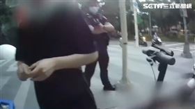 電動滑板車也算酒駕，台北市黃姓男子酒後騎著電動滑板車返家，當場遭警方上銬逮捕。 翻攝