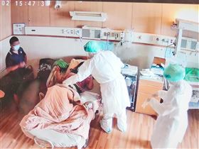 確診孕婦迎端午寶寶　醫接生照惹哭網（圖／慈濟醫院提供）