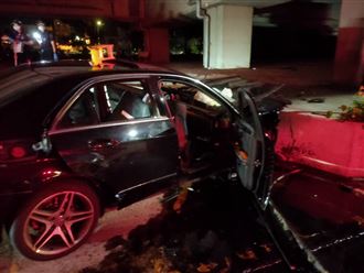 賓士男酒駕自撞水泥護欄　釀2死2傷