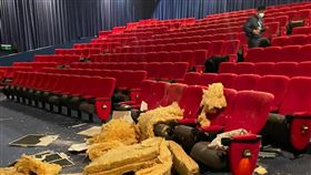 《捍衛戰士：獨行俠》,天花板掉落,威秀影城